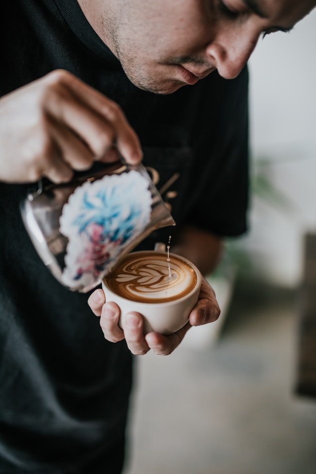 Barista připravuje kávu