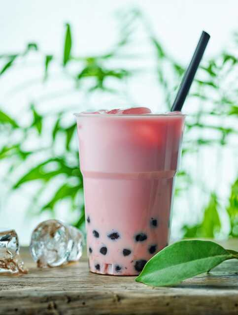 Bubble tea: barevný čaj s tapiokovými perlami