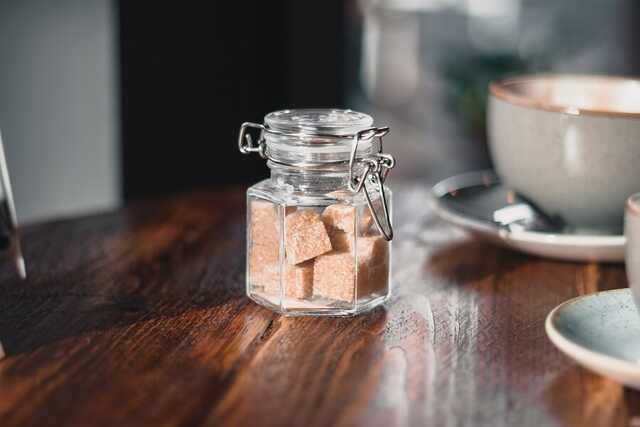Čím sladit čaj? Cukr, med, sirup i ovoce