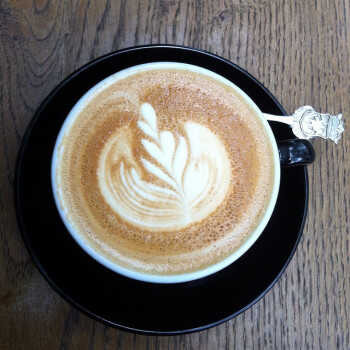 Flat white doma: jemná káva s mléčnou mikropěnou